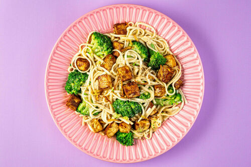 Udon-Nudeln mit Tofu und Erdnusssauce mit Brokkoli und fruchtig-scharfem Ingwer