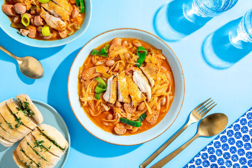 Bohnensuppe mit Hähnchen und Rauchwurst mit knusprigem Petersilien-Knoblauch-Brot
