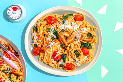 Bunte Hähnchen-Spinat-Pasta mit würzigem Käse und Kirschtomaten