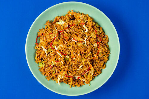 Gebratener Reis mit Gemüse und Rührei verfeinert mit Sriracha-Sauce