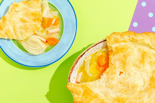 Wärmender Gemüseauflauf mit Hähnchen und knuspriger Blätterteighaube