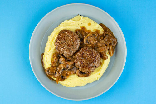 Herzhafte Frikadellen-Pilz-Pfanne mit cremigem Kartoffelpüree