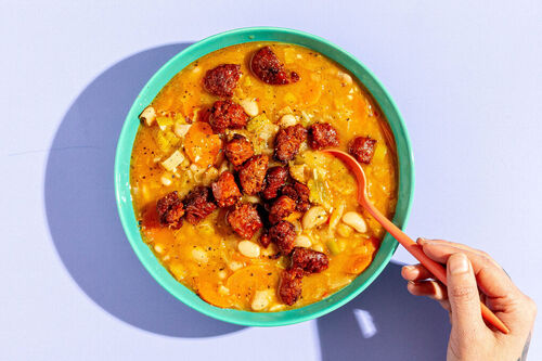 Vegane „Chorizo“-Bohnen-Suppe verfeinert mit Lauch und Karotten