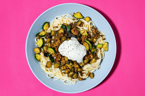 Spaghetti mit pikantem Veggie-Hack in Joghurtsauce mit Aubergine und Zucchini
