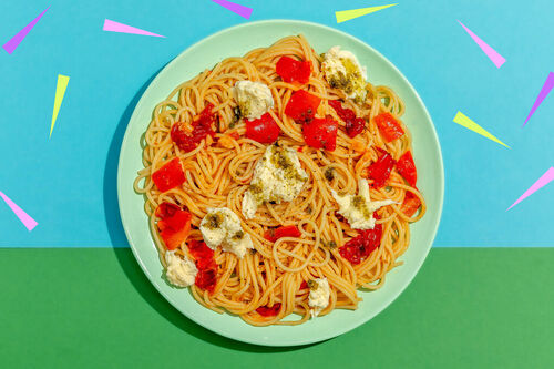 Pasta mit Tomaten-Paprika-Sauce garniert mit Mozzarella und Basilikumcreme