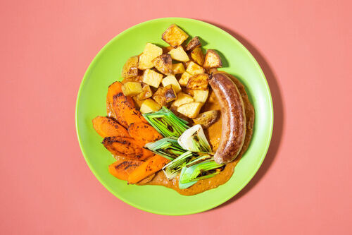 Schweinswurst in aromatischer Currysauce mit Röstgemüse aus dem Ofen