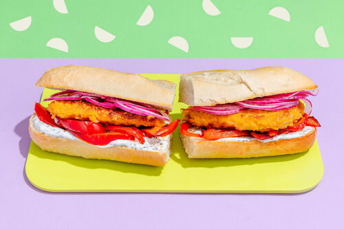 RS Hähnchenschnitzel-Baguette mit Paprika aromatisch mit Zwiebeln und Minzjoghurt