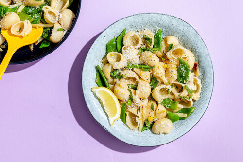 Leichte Zitronen-Minze-Pasta mit Fenchel und Kaiserschoten