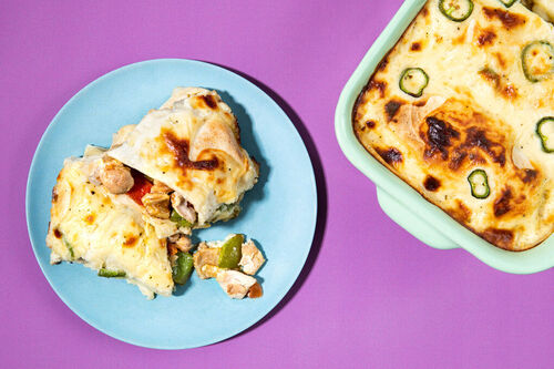 Hähnchen-Enchiladas mit Paprika in einer Jalapeño-Käse-Sauce