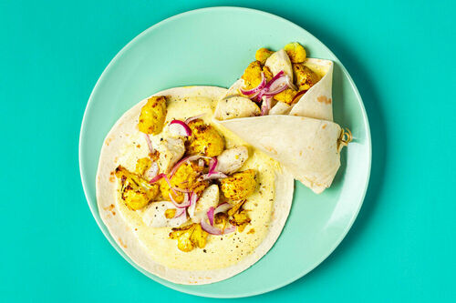 RS KF Hähnchen-Wraps mit Curry-Blumenkohl mit eingelegten Zwiebeln und Joghurtdip