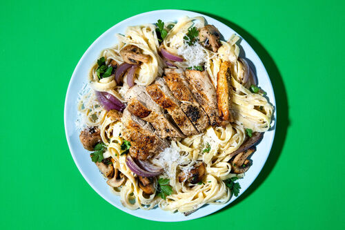 Schweinesteak mit Zwiebeln auf Tagliatelle in cremiger Champignonsauce