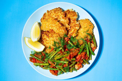 Knusprige Couscous-Puffer an griechischem Bohnengemüse