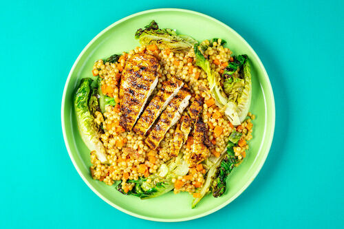 Schweinesteak mit Perlencouscous auf gegrilltem Romanasalat