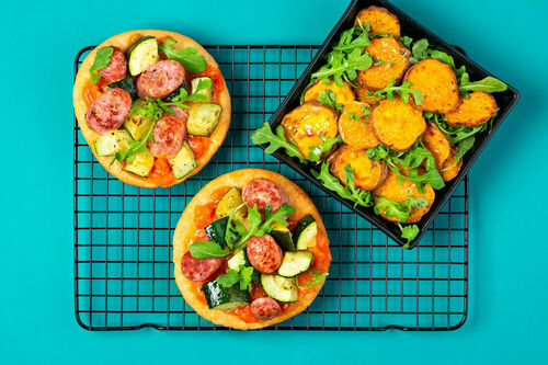 Salsiccia-Pitas mit Zucchini dazu gebackene Süßkartoffeln mit Rucola