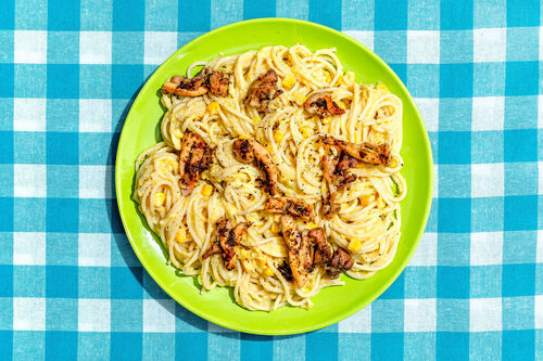 Vollkornspaghetti mit gebratenem Hähnchen in cremiger Mais-Lauch-Sauce