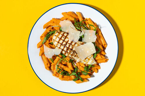 Pasta mit Hähnchen und Paprikasauce mit frischem Rucola und Hartkäse