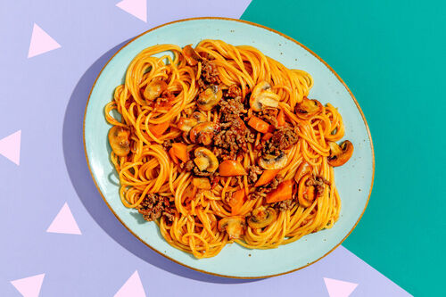 Spaghetti mit veganer Hoisin-Bolognese mit Karotten und feinen Champignons
