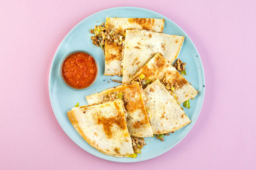 Würzige Quesadillas mit Schweinehack dazu Tomatensalsa