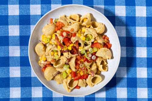 Pasta in cremiger Käsesauce mit Speck mit Lauchzwiebeln und Tomaten