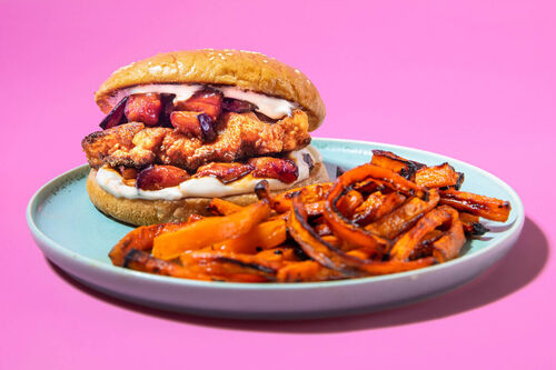 Chili-Chickenburger mit Auberginen dazu Karottensticks aus dem Ofen