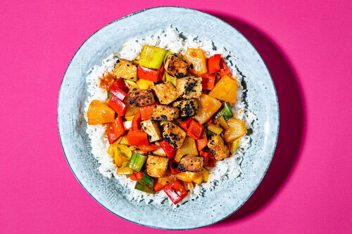 Sesam-Tofu in süß-saurer Sauce auf Reis mit Gemüse und Ananas