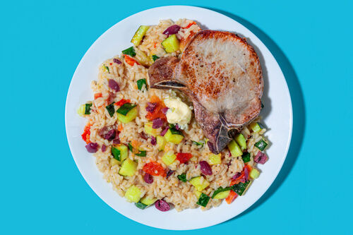 Schweinekoteletts auf Sommerrisotto mit Zucchini, Tomaten und Oliven