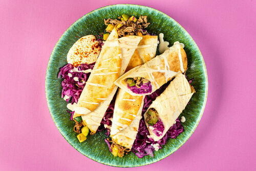 Tortillas mit Veggiehack und Zucchini dazu einlegter Rotkohl und cremiger Dip