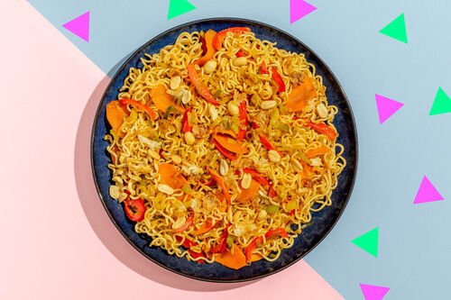 Asia-Bratnudeln mit buntem Gemüse mit Sojasauce und Erdnüssen