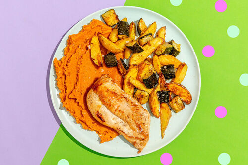 Hähnchen mit würzigem Ofengemüse und einem Püree aus gerösteten Karotten