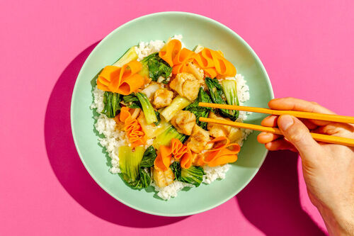 Pikante Bowl mit Alaska-Seelachs dazu Pak Choi, Karotten und Erdnüsse