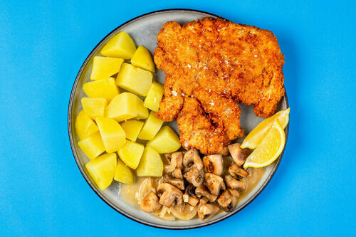 Schweineschnitzel an würzigen Pilzen dazu Salzkartoffeln
