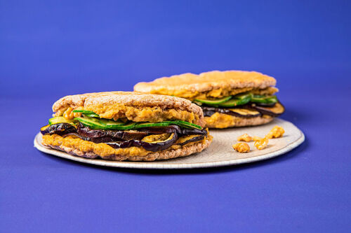Hummus-Sandwich mit gebackener Aubergine mit Walnüssen und frischer Gurke