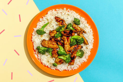 Teriyaki-„Hähnchen“ auf Poke-Reis mit knackigem Brokkoli