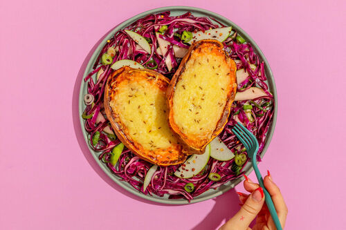 Gebackene Süßkartoffel mit Käsekruste auf pikantem Rotkohl-Apfel-Salat