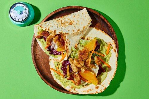 Hähnchenwraps mit Guacamole dazu Orangen und knackiger Salat