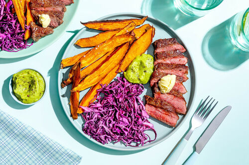 Saftiges Cajun-Rinderhüftsteak mit Süßkartoffeln, Rotkohlsalat und Guacamole
