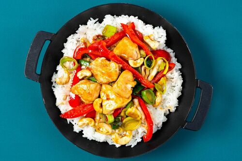Hähnchenpfanne mit Cashewkernen mit Lauch und Paprika auf Jasminreis