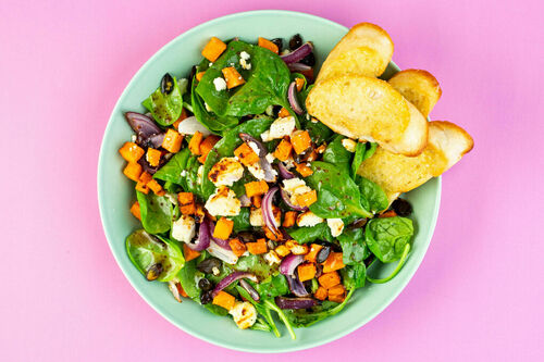 Feta auf Süßkartoffel-Spinat-Salat mit knackigen Kürbiskernen