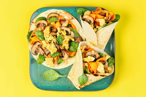 Bunte Wraps mit Pilzrührei an knackigem Karottensalat