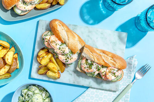 Edles Garnelen-Sandwich mit Knusperkartoffeln mit Feta-Schnittlauch-Creme und Gurkensalat
