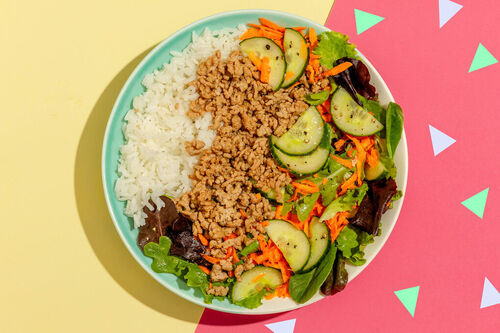 Bánh-Mì-Reisbowl mit Garnelen garniert mit eingelegtem Gemüse und Salat