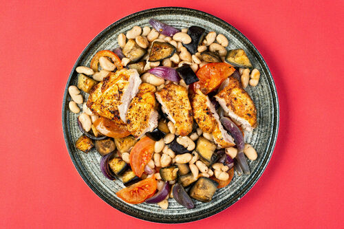 Mediterranes Ofenhähnchen mit Auberginen, Tomaten und weißen Bohnen