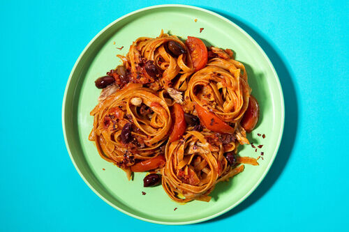 Tagliatelle alla puttanesca mit Thunfisch und Oliven