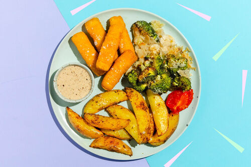 Veggie-„Fisch“-Stäbchen mit Mandelbrokkoli dazu geröstete Kartoffeln und Tomatensauce