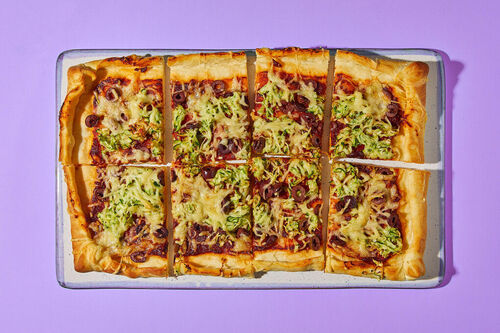 RS-KF Knusprige Zucchinipizza mit Oliven überbacken mit Käse