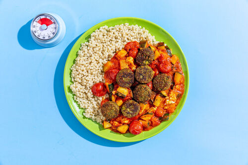 Falafeln mit Zucchini und Tomaten auf Perlencouscous mit Harissa-Feta-Sauce