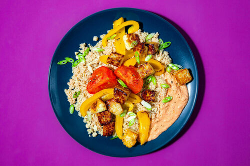 Süß-würziger Grillkäse mit Mandelcouscous dazu ofengeröstete Paprika