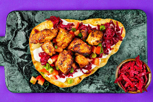 Tandoori-Hähnchen mit Rote-Bete-Relish auf Tomatensalat und knusprigem Naan-Brot