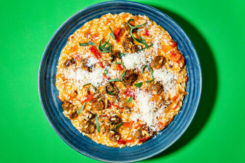 Tomatiges Risotto mit Rindswurst verfeinert mit frischem Basilikum