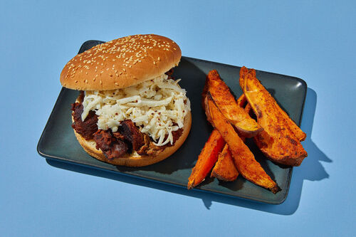 Deftiger Cajun-Burger mit veganem Rind dazu Selleriesalat und Süßkartoffelpommes